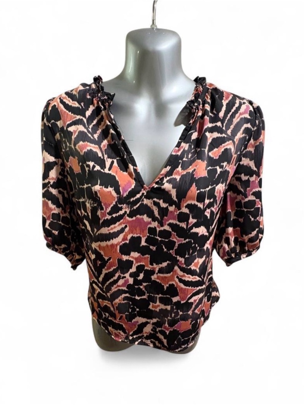 $78 Evereve Black & Pink Patterned V-Neck Blouse Sz M
